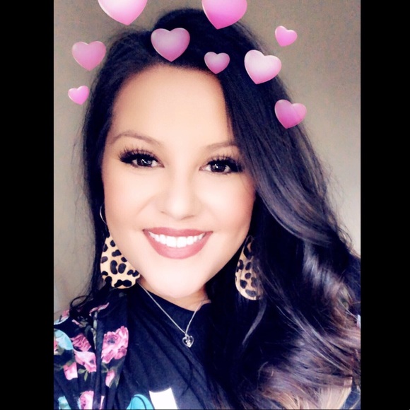 Poshmark profile picture for @moniiim